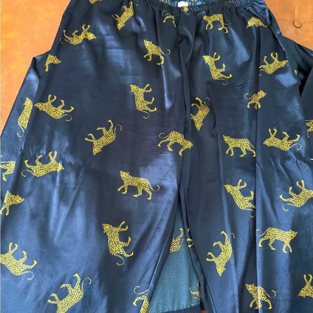 SHEIN Satin Pajama Set with Gold Leopard Print - Picture 4 of 7